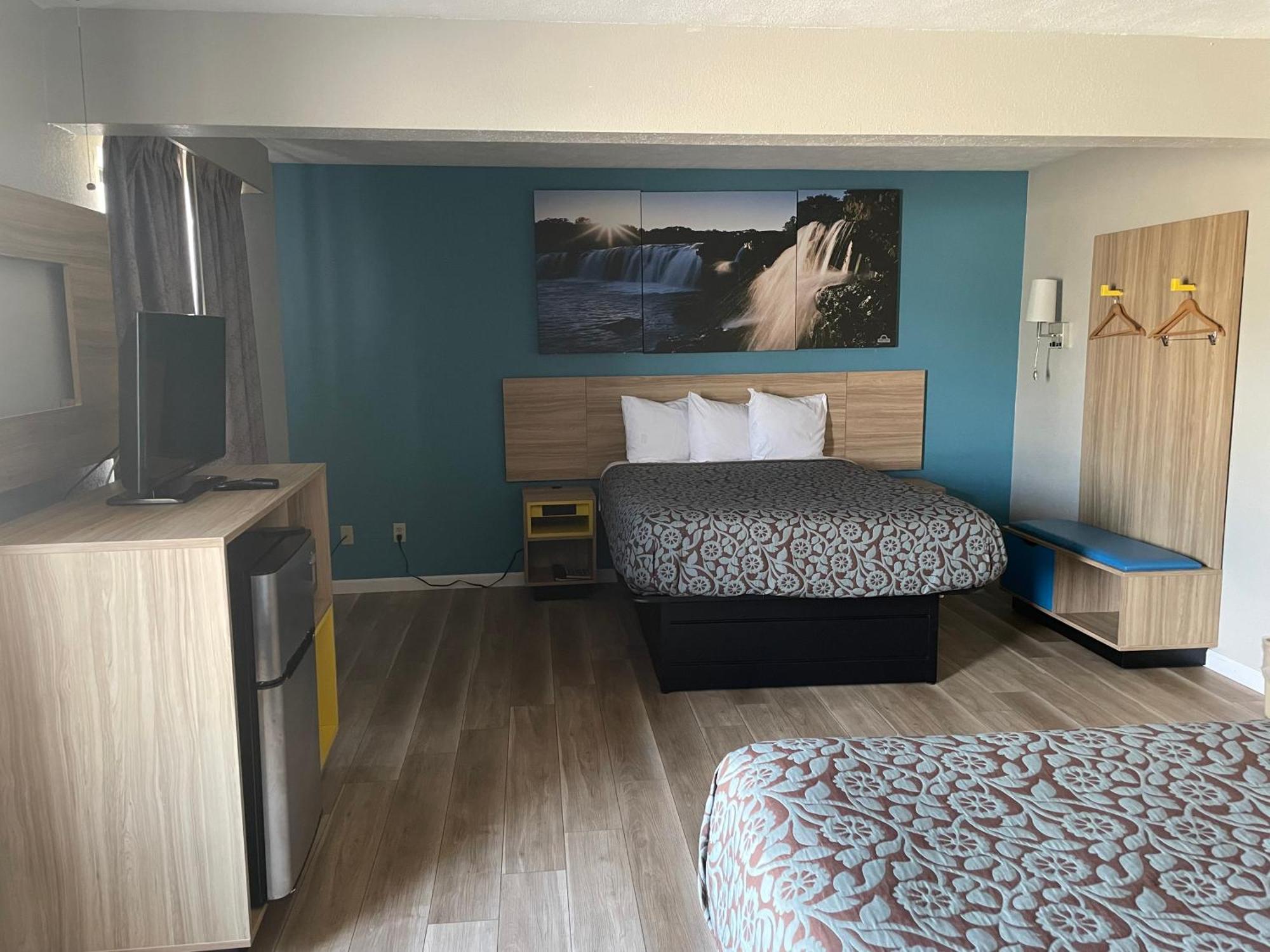 Suite with Three Queen Beds - Non-Smoking,1544711329:JPEG